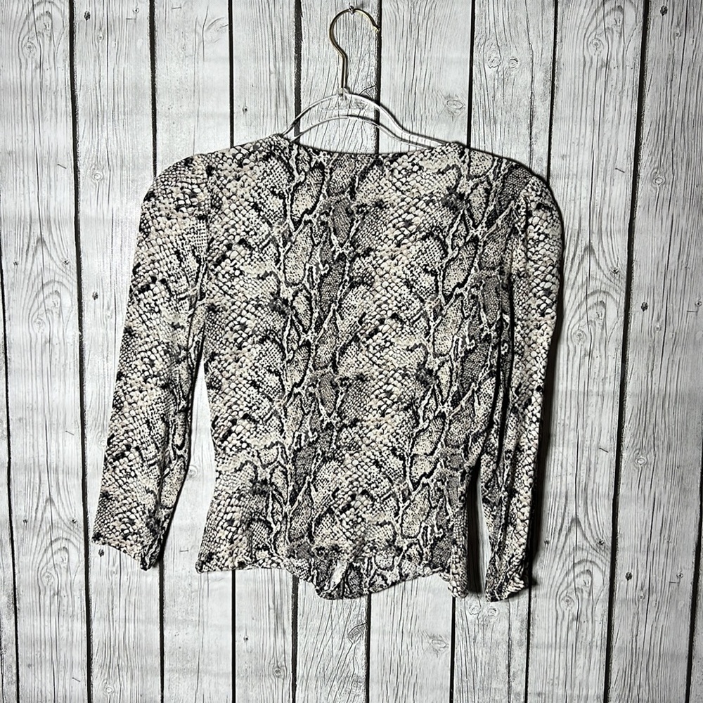 Reformation 4 Snakeskin Patterned V Neck Button front Blouse size 6 - Picture 8 of 8